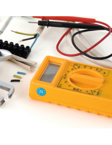 Keuringssticker met jaartal 23 op rol, blauw op apparaat