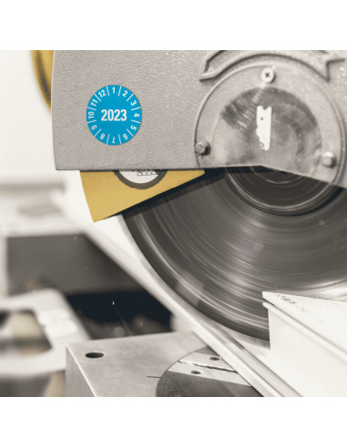 Keuringssticker met jaartal 2023 op rol, blauw op apparaat