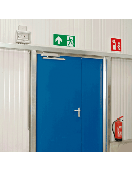 Nooduitgang bord pijl boven, kunststof, E001, groen wit, symbool nooduitgang, rechthoekig, ISO 7010