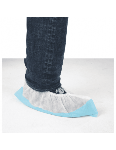 Wegwerp overschoenen met blauwe antislip zool met sneaker en spijkerbroek