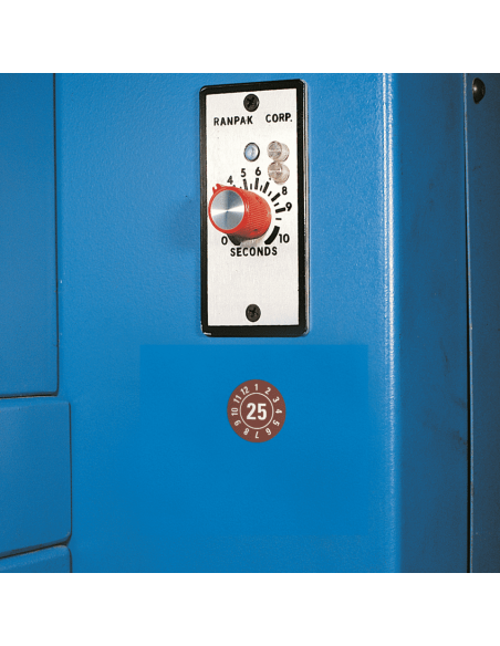 Keuringssticker met jaartal 25 op rol, bruin op apparaat