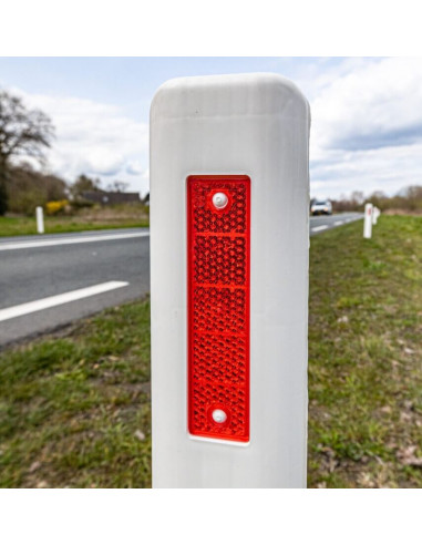 Reflectorpaaltje wit, harpoon met rode reflector close up
