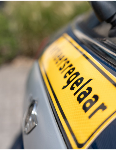 Verkeersregelaar sticker, geel zwart, rechthoekig, tekst verkeersregelaar, reflecterend