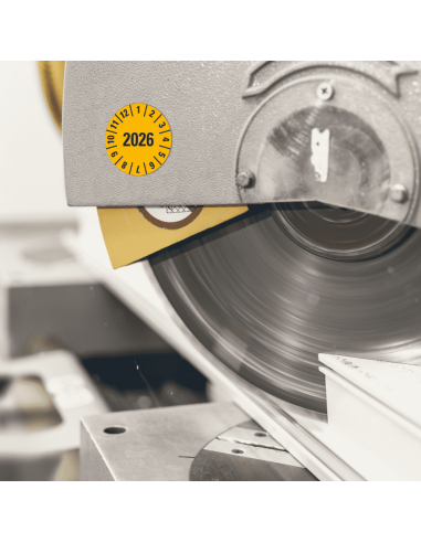 Keuringssticker met jaartal 2026 op rol - geel