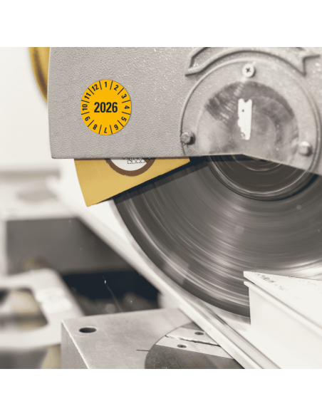 Keuringssticker met jaartal 2026 op rol - geel