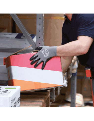 ATG MaxiFlex Endurance Snijbestendige handschoen, grijs zwart, persoon pakt doos